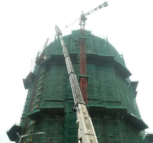 阿城吊车在工地上作业